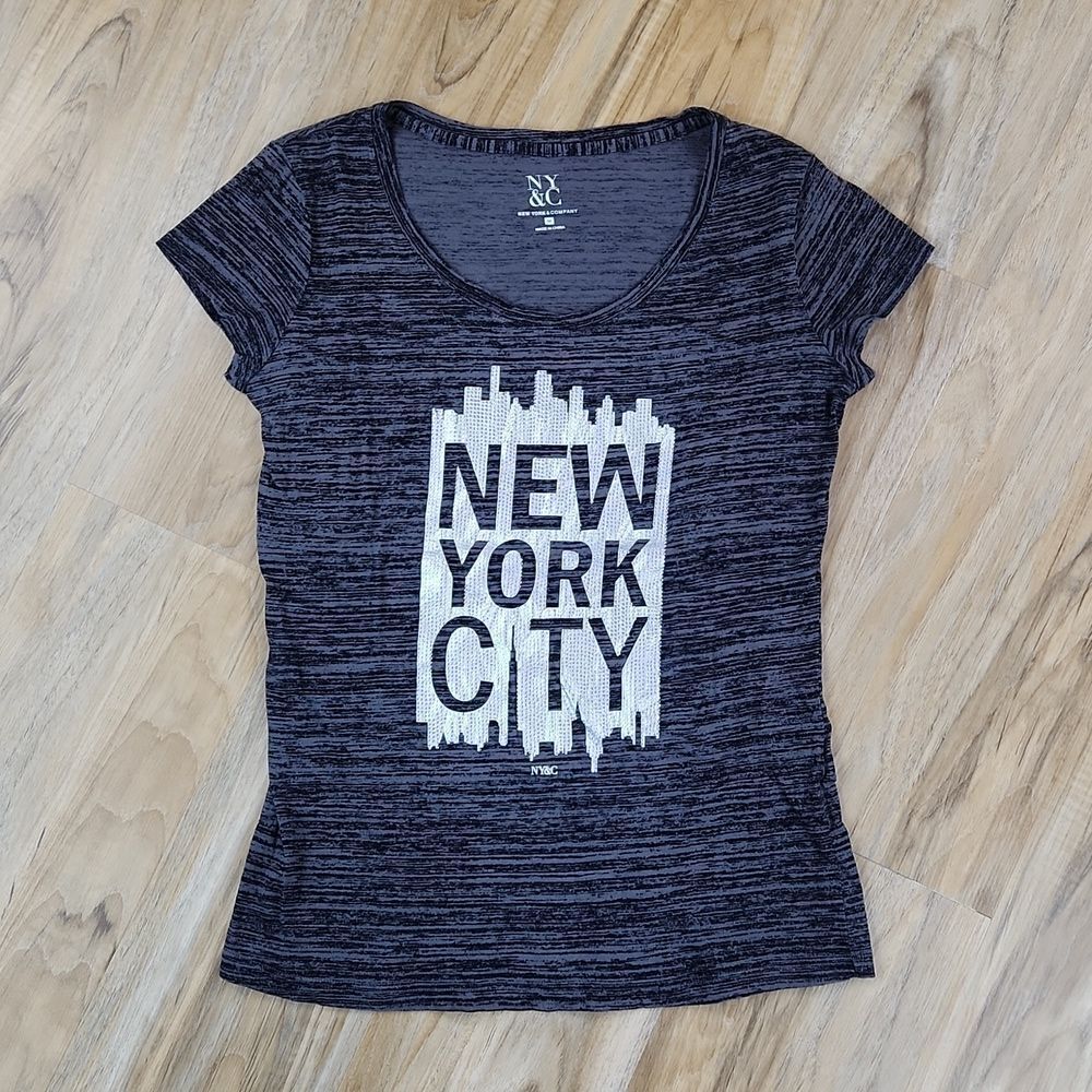 🔹️NY & Co Gray & Silver Bling New York City Short Sleeve Top Medium